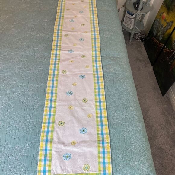 Table Runner w/ embroidered flowers Blue green yellow - Picture 4 of 4
